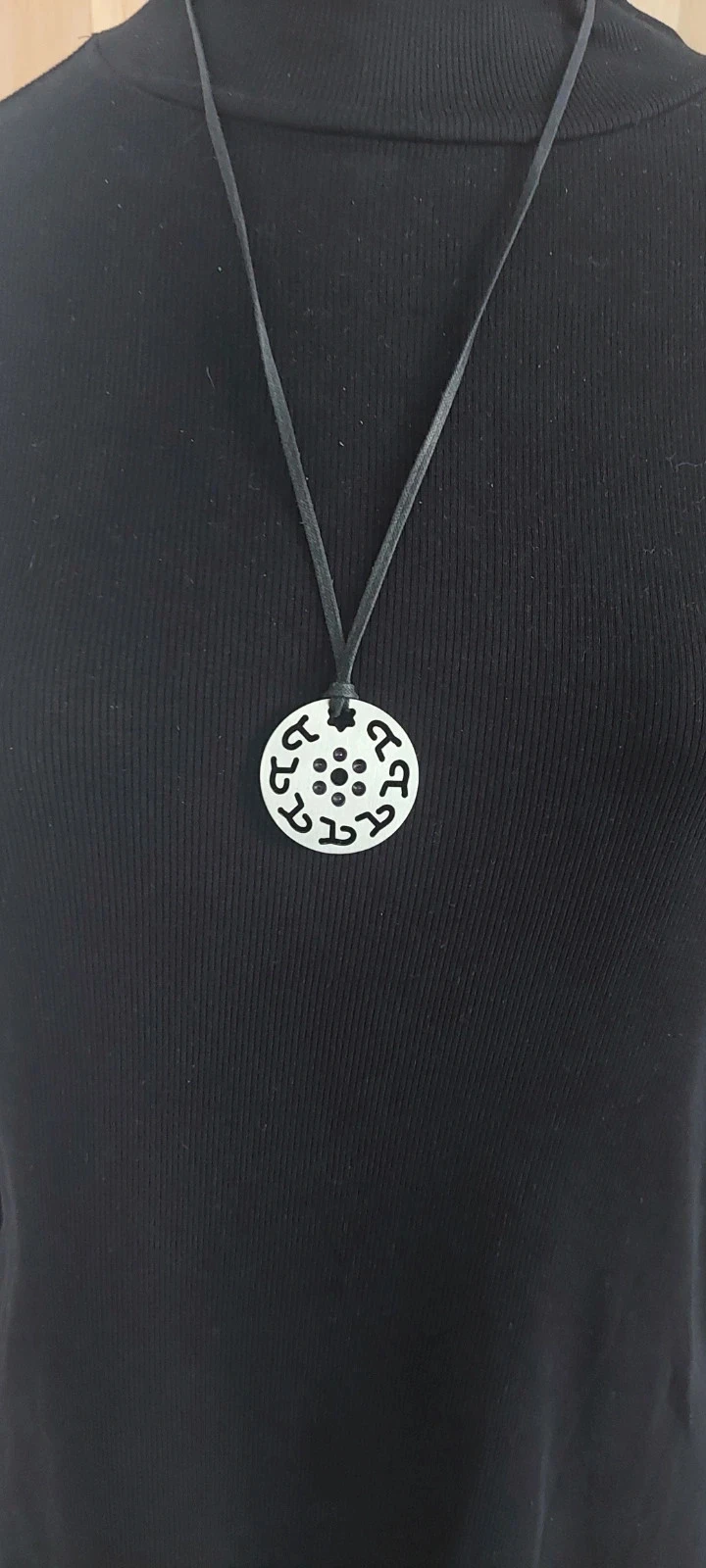 Collier pendentif cercle Rebecca - Argenté et pierres violettes - Très bon état – photo 6